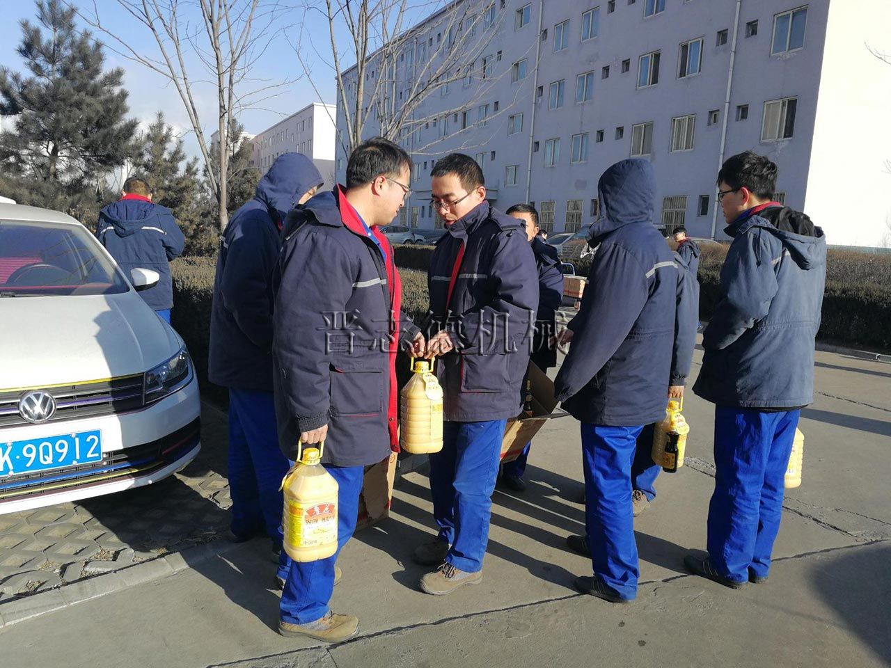 沖床廠發放元旦福利