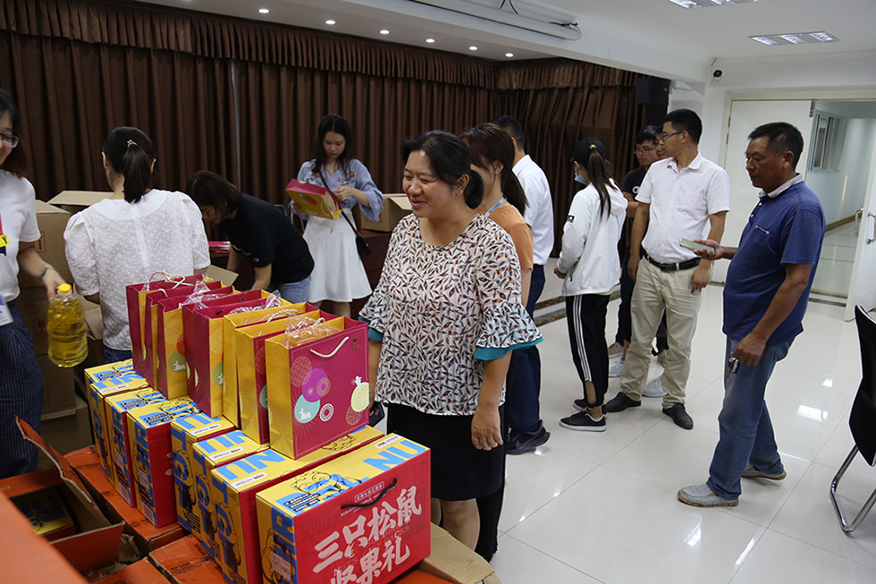 沖床工廠發(fā)中秋福利